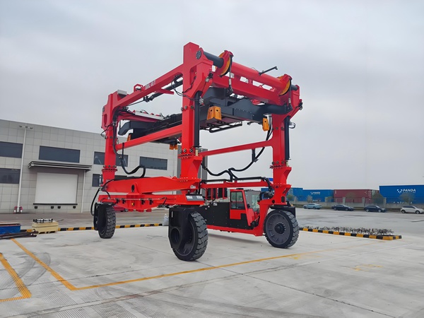 [天津集装箱跨运车厂家精准对位技巧]